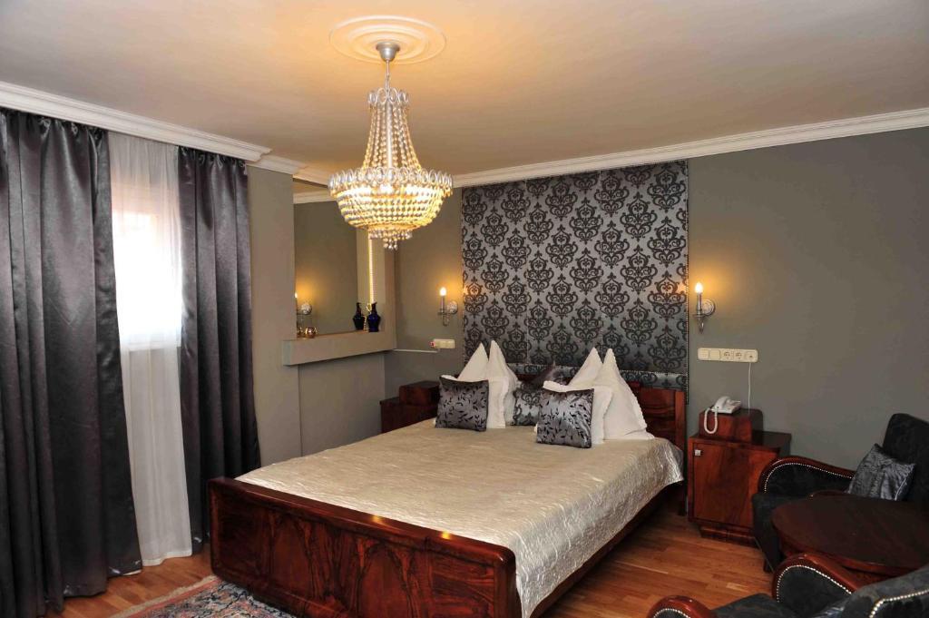 Boutique Hotel Szarcsa Székesfehérvár الغرفة الصورة